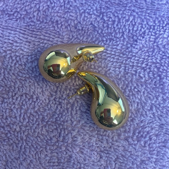 Elegant Gold Tone Teardrop Earrings - Picture 7 of 10